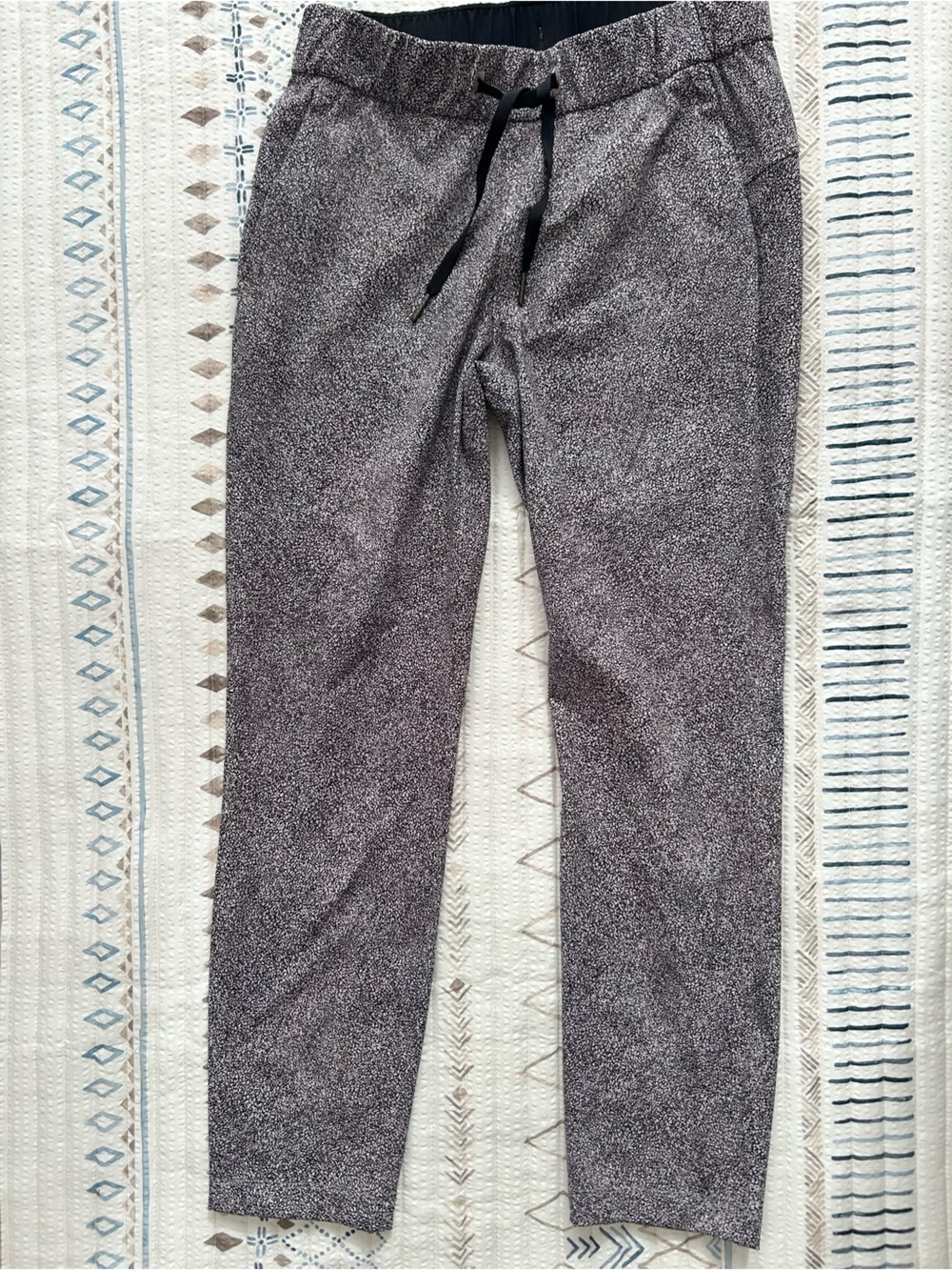 Lululemon on the fly drawstring Joggers in animal print size 4 like new